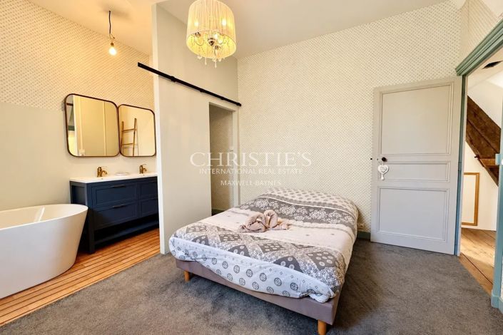 Image No.19-10 Bed Property for sale