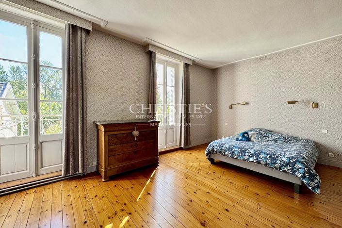Image No.20-10 Bed Property for sale