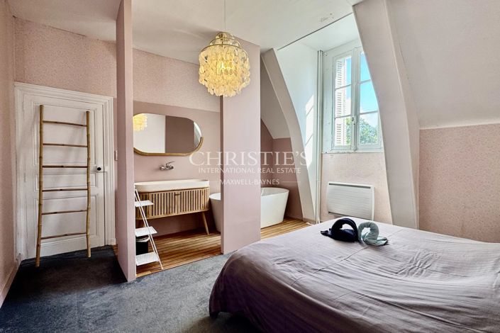 Image No.21-10 Bed Property for sale