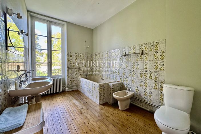 Image No.22-10 Bed Property for sale