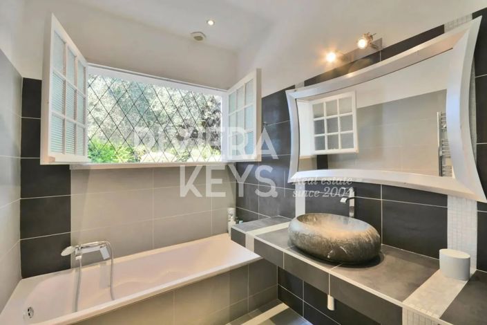 Image No.20-6 Bed House for sale
