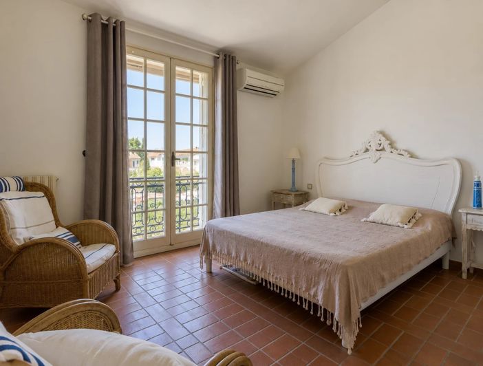 Image No.5-2 Bed House for sale