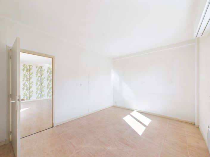 Image No.10-1 Bed Apartment for sale