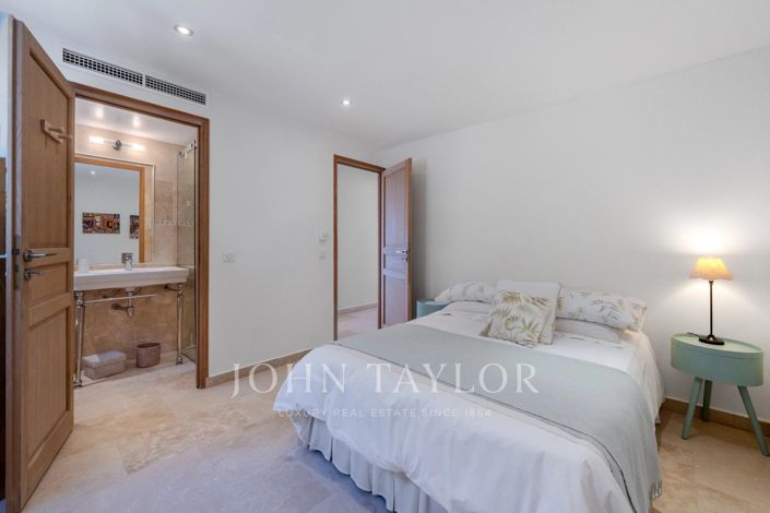 Image No.10-3 Bed House for sale