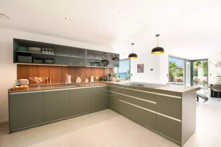 Image No.8-5 Bed House for sale