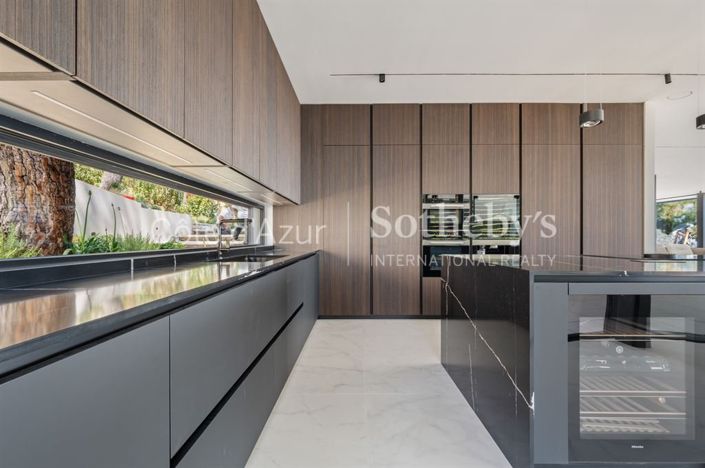 Image No.7-5 Bed House for sale