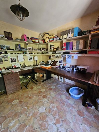 Image No.8-6 Bed House for sale