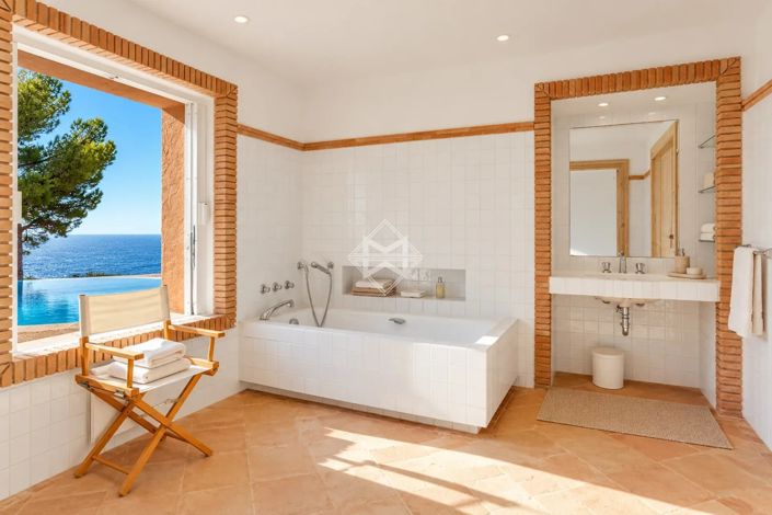 Image No.18-7 Bed House for sale