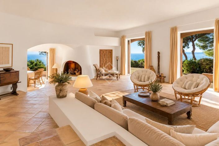 Image No.8-7 Bed House for sale