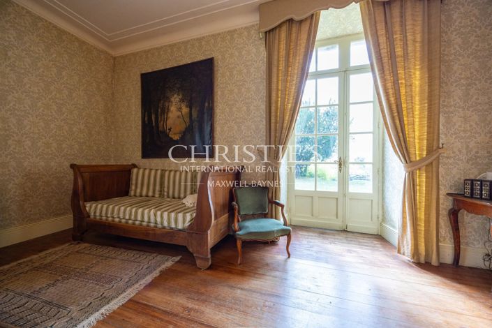 Image No.13-9 Bed Property for sale