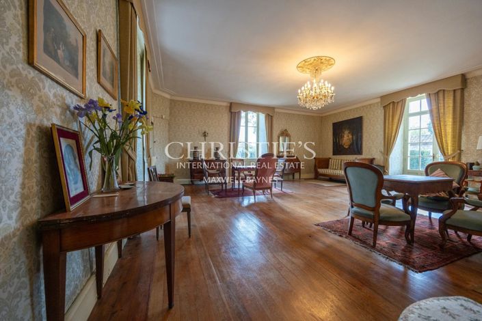 Image No.14-9 Bed Property for sale