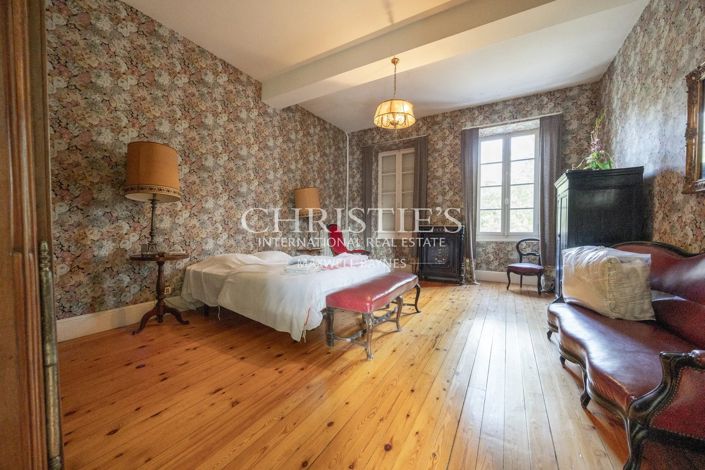Image No.16-9 Bed Property for sale