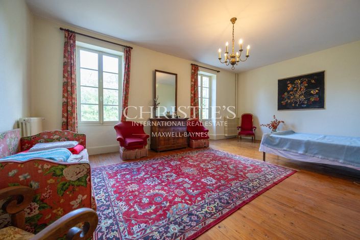 Image No.17-9 Bed Property for sale