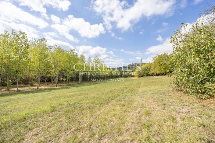 Image No.6-9 Bed Property for sale