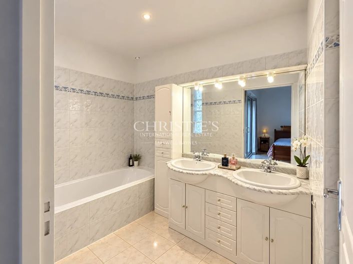 Image No.11-3 Bed House for sale