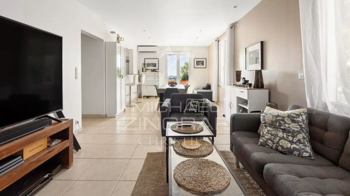 Image No.8-5 Bed House for sale