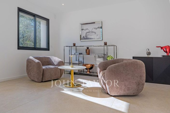 Image No.10-5 Bed House for sale