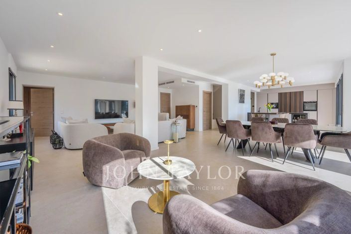 Image No.6-5 Bed House for sale
