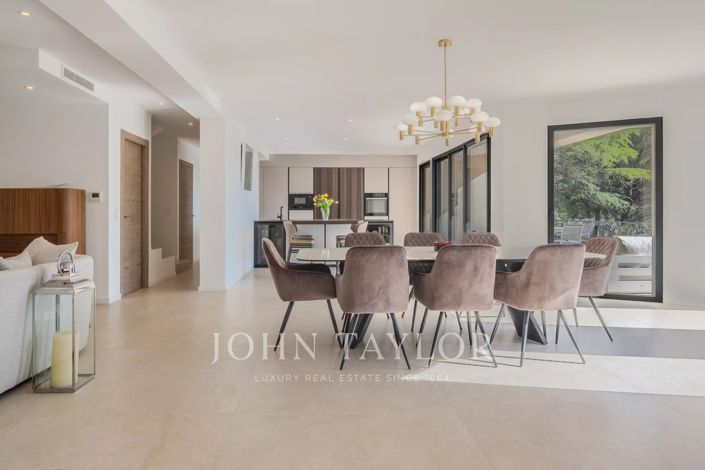Image No.8-5 Bed House for sale