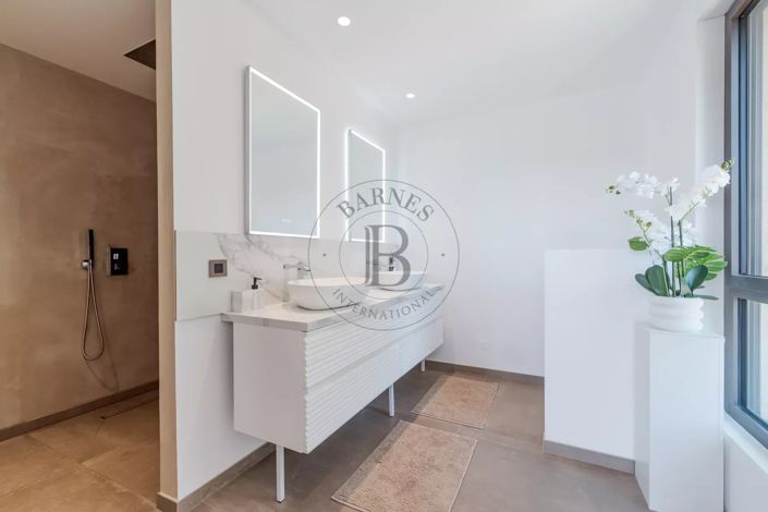 Image No.8-5 Bed House for sale