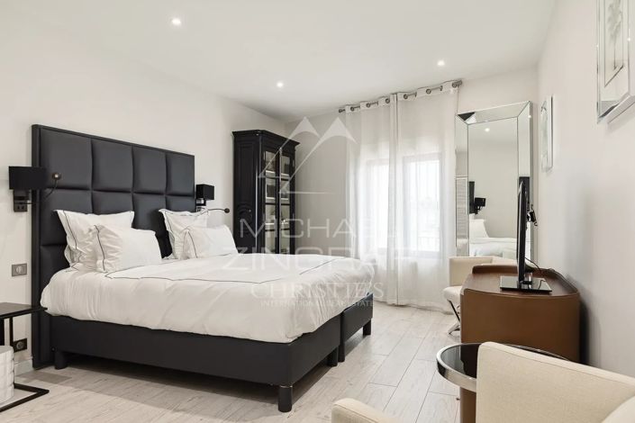 Image No.8-5 Bed House for sale