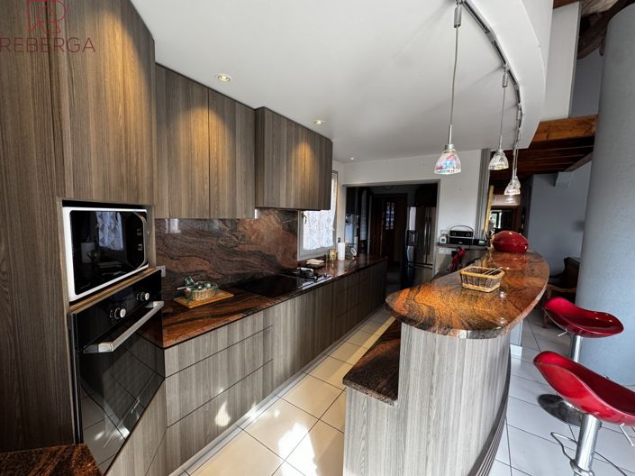 Image No.8-4 Bed House for sale