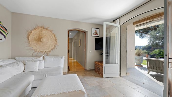 Image No.8-5 Bed House for sale