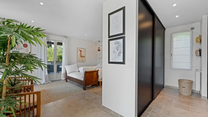 Image No.9-5 Bed House for sale
