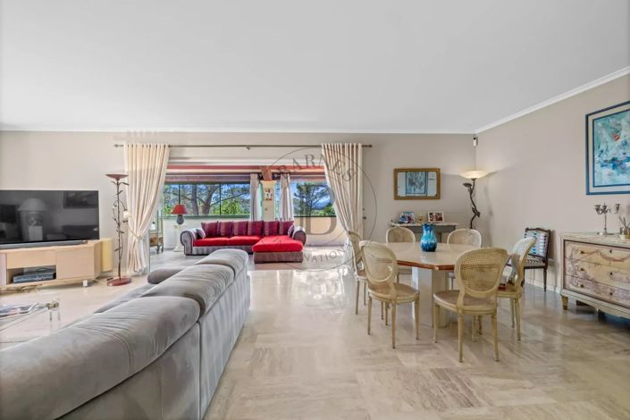 Image No.8-5 Bed House for sale