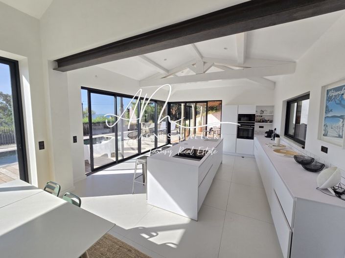 Image No.8-5 Bed House for sale
