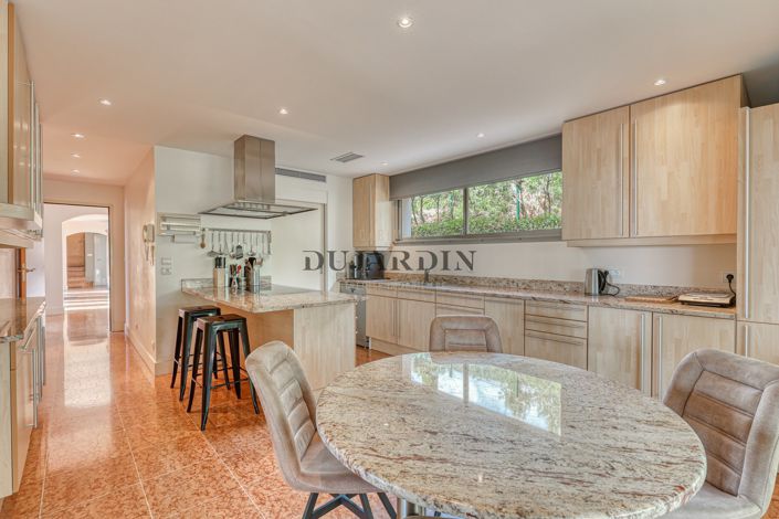 Image No.7-6 Bed House for sale
