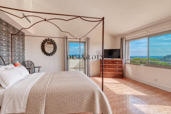 Image No.8-6 Bed House for sale