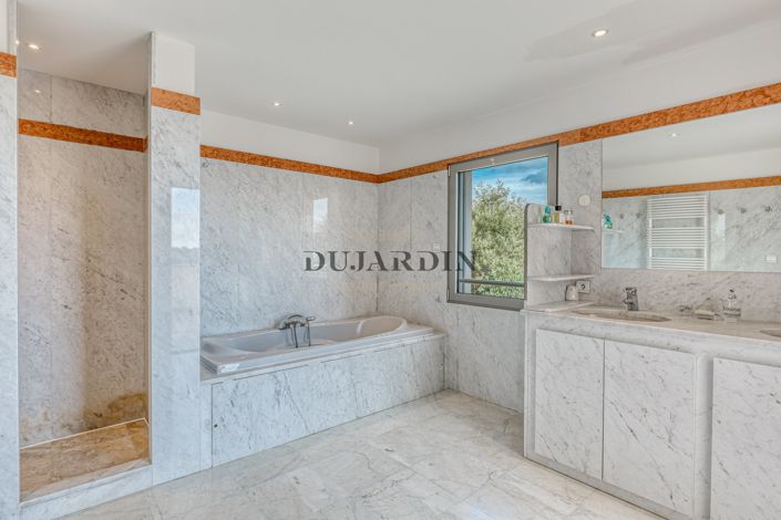 Image No.9-6 Bed House for sale