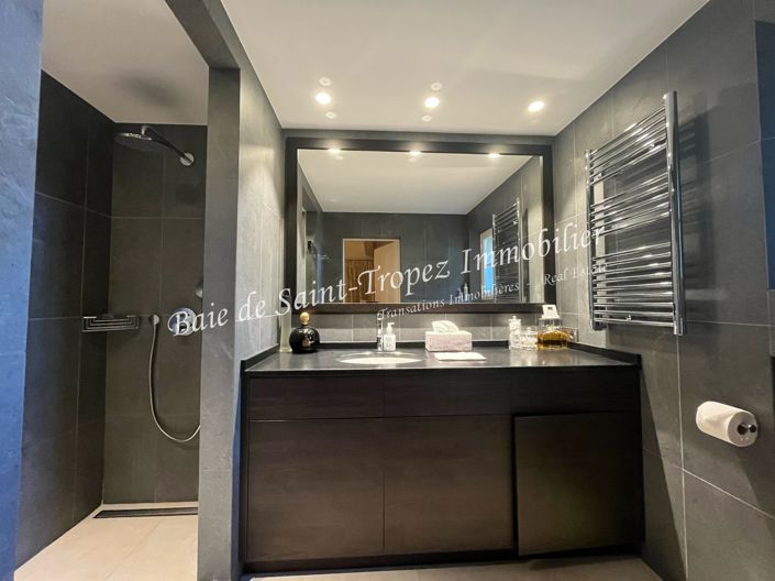Image No.8-6 Bed House for sale