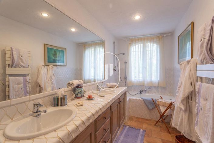 Image No.10-5 Bed House for sale
