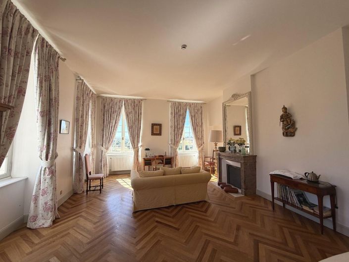 Image No.12-18 Bed Property for sale