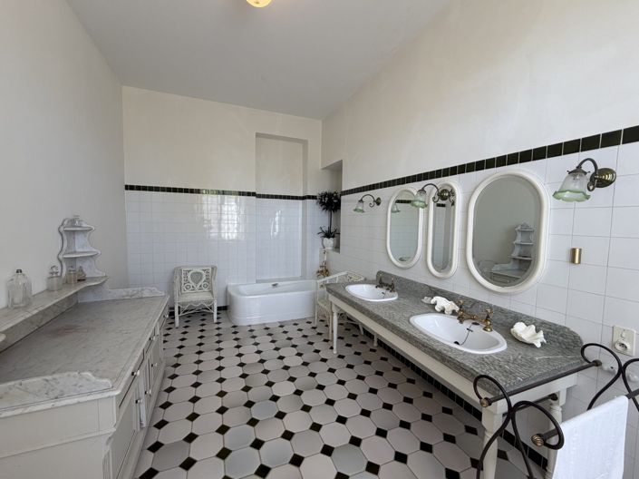 Image No.13-18 Bed Property for sale