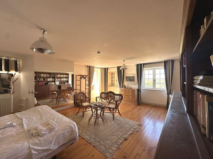 Image No.14-18 Bed Property for sale