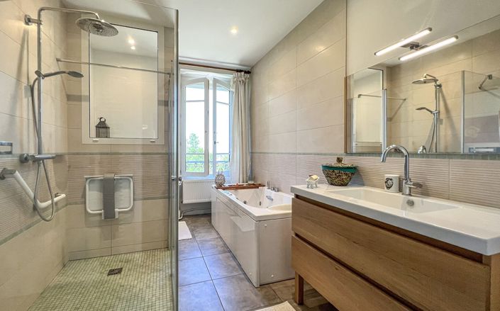 Image No.9-6 Bed House for sale