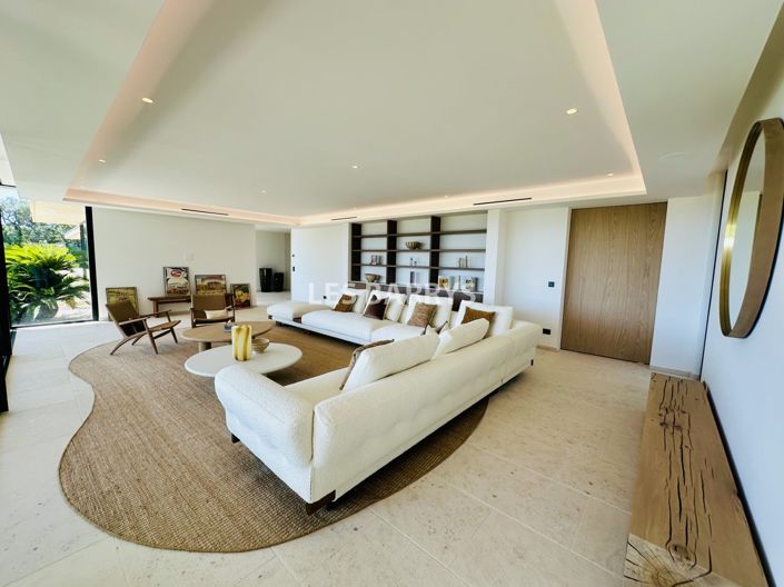 Image No.5-6 Bed House for sale