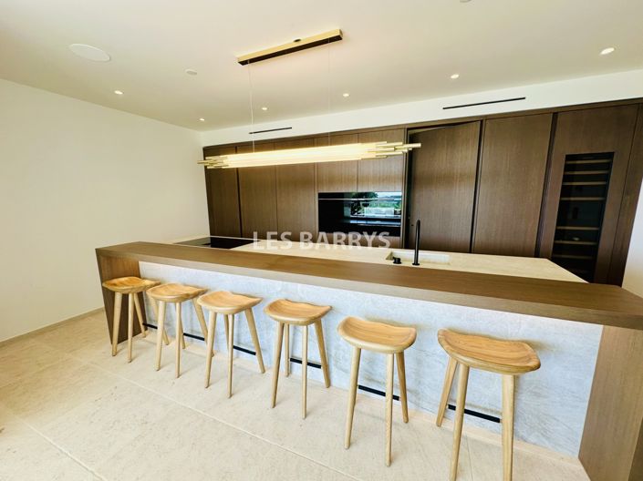 Image No.8-6 Bed House for sale