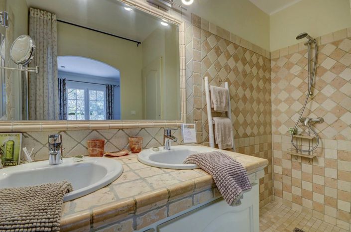 Image No.19-5 Bed House for sale