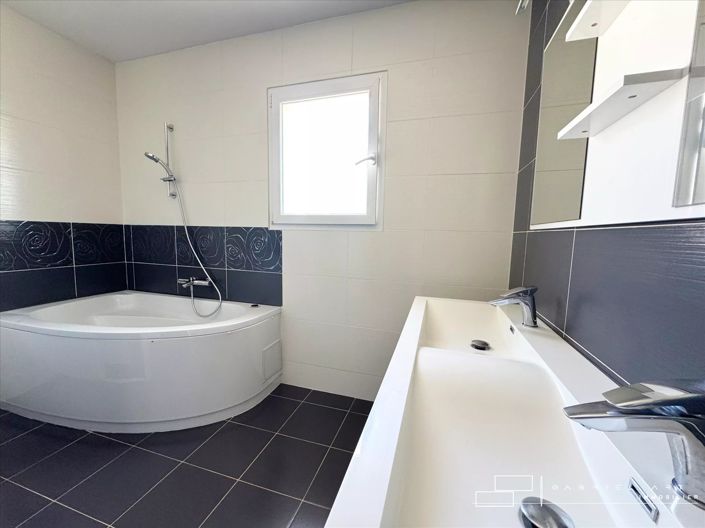Image No.16-4 Bed House for sale