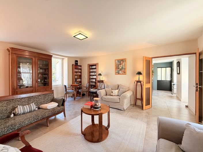 Image No.9-5 Bed House for sale