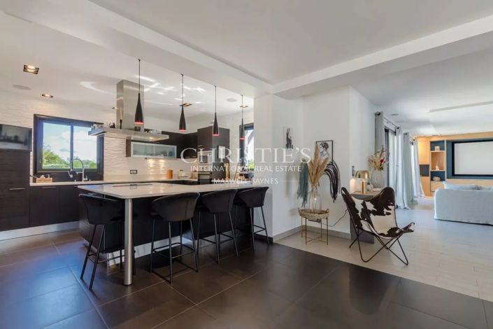 Image No.9-5 Bed House for sale