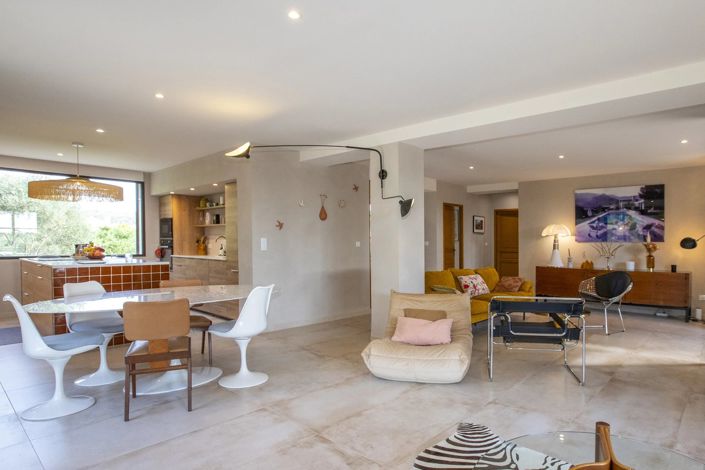 Image No.7-5 Bed House for sale