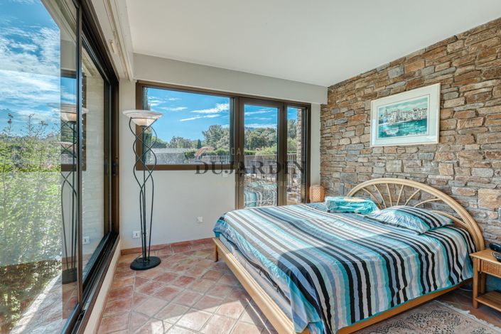 Image No.8-5 Bed House for sale