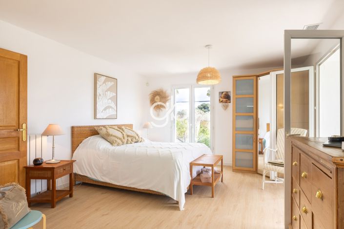 Image No.10-8 Bed House for sale