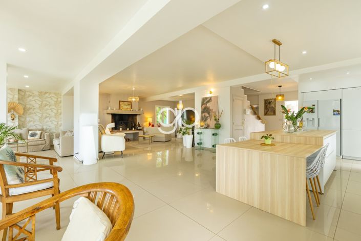 Image No.5-8 Bed House for sale