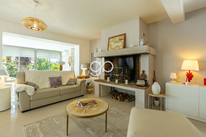 Image No.8-8 Bed House for sale